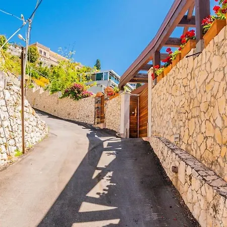 Holiday home Dependance Con Piscina Paolone House